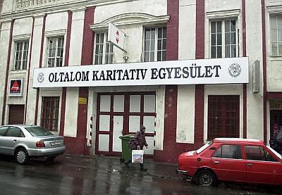 Adománygyűjtes az Oltalom Karitatív Egyesület részére a Happy Finish Tribute Fesztiválon